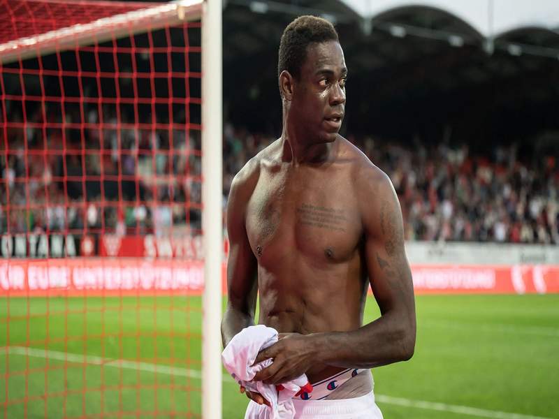 Cầu thủ Balotelli là một cầu thủ bóng đá người Italia nổi tiếng với sự tài năng và tính cách nổi loạn.