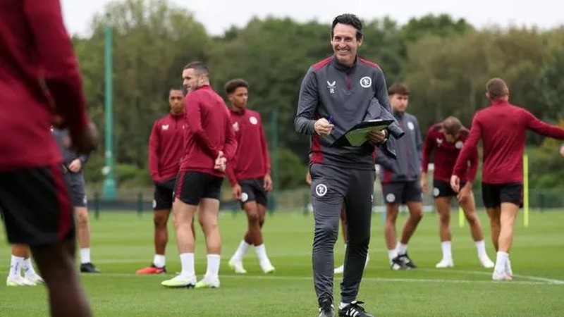 Huấn luyện viên Unai Emery cũng làm những điều điên rồ trong bóng đá