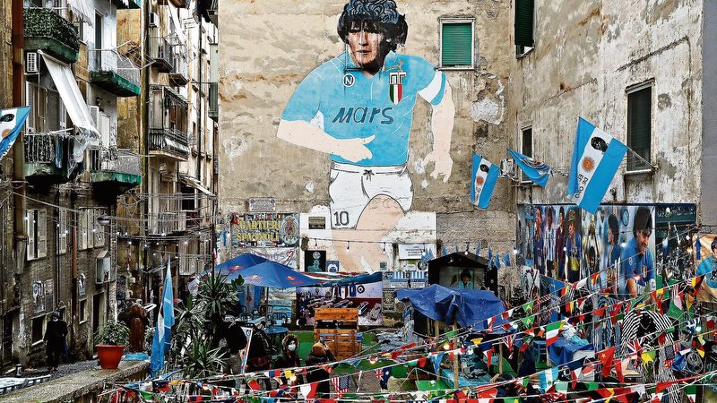 Với câu lạc bộ Napoli, Maradona như một vị thánh